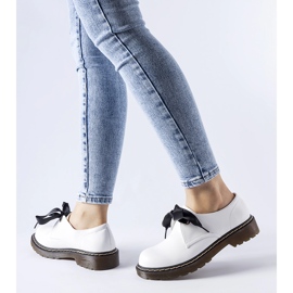 Scarpe bianche con fiocco decorativo di Rodriguez bianco 1