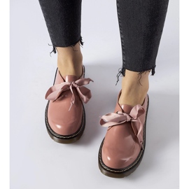 Scarpe rosa con fiocco decorativo di Rodriguez 1