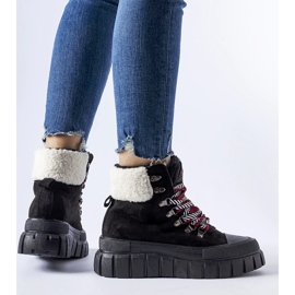 Sneaker isolate nere sulla piattaforma Ottiol nero 1