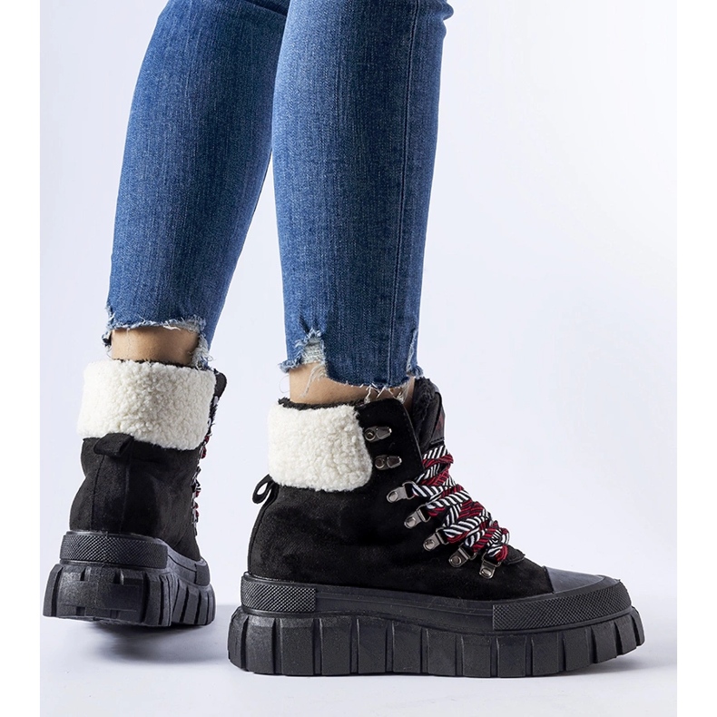 Sneaker isolate nere sulla piattaforma Ottiol nero 1