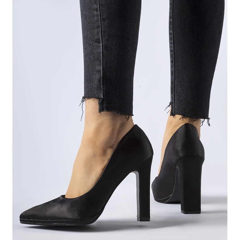 Décolleté a stiletto in raso nero di Rivers 1