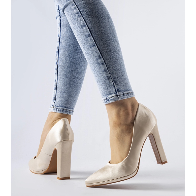 Décolleté a spillo in raso beige di Rivers 1