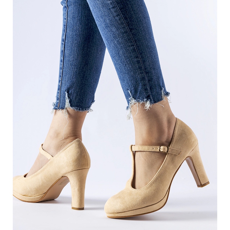 Décolleté beige con tacco alto di LaCaille 1