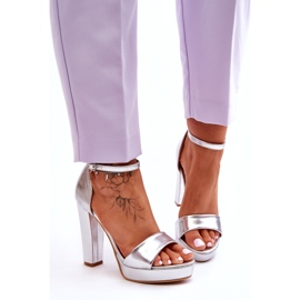 Sandali con tacco alto metallizzato argento d'argento 2