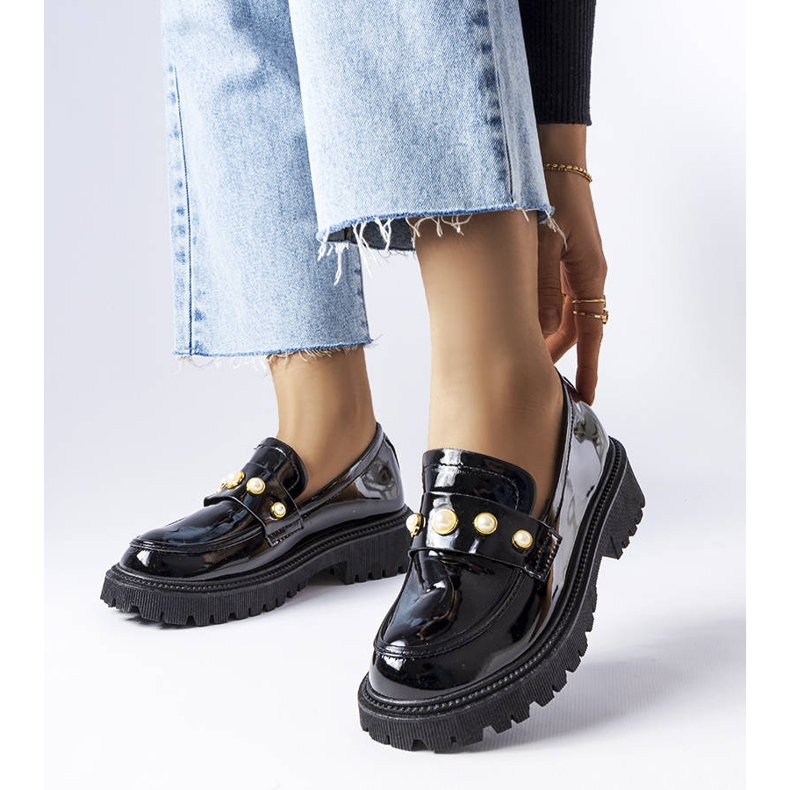 Scarpe in vernice nera con perle Serlait bianca 1