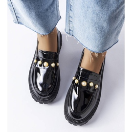 Scarpe in vernice nera con perle Serlait bianco 2