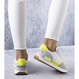 Sneakers bianche con inserti neon di Alita bianca 1