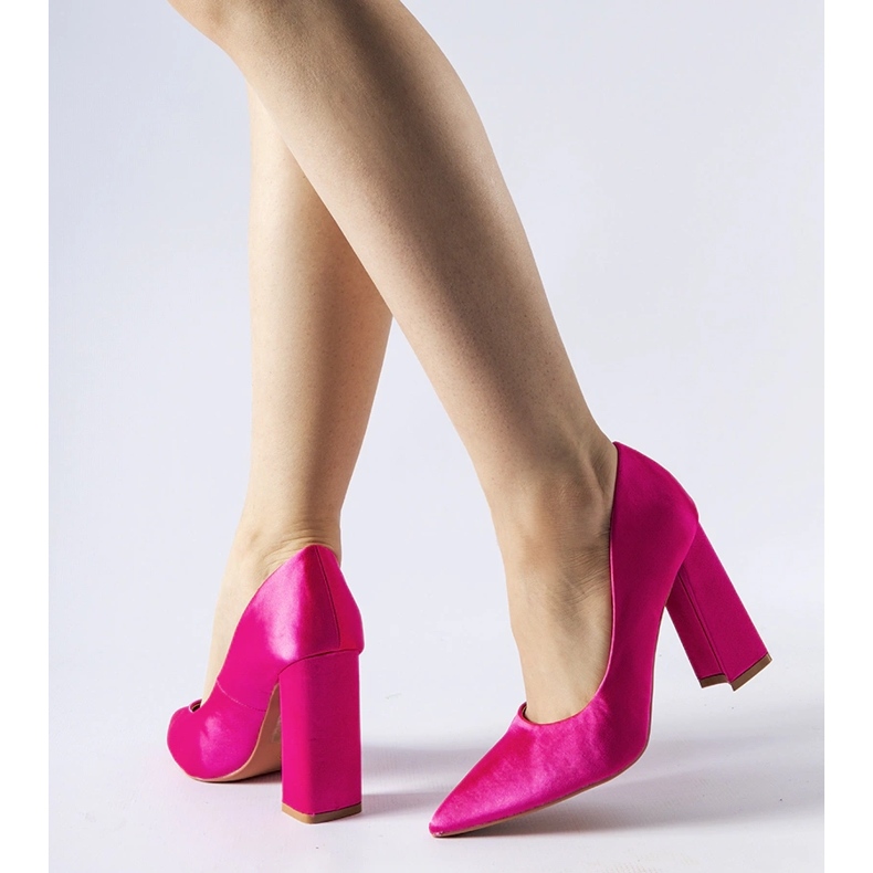 Décolleté con tacco alto in raso rosa di Gonzalez 1