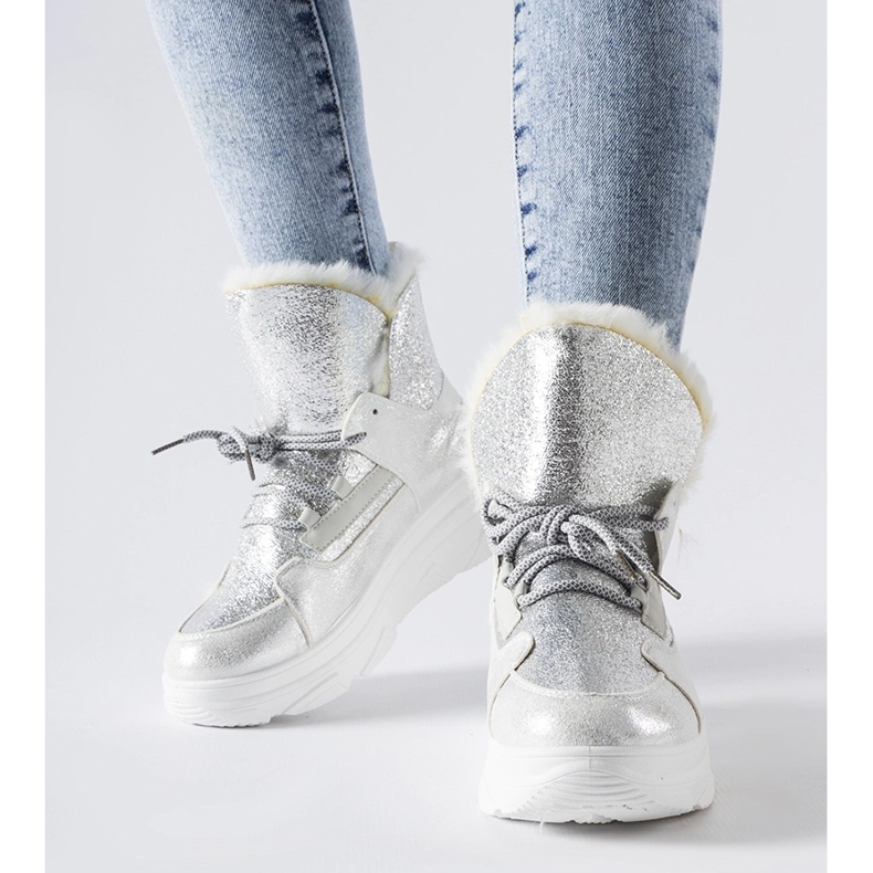 Doposci Stringer isolati bianchi e argento 1