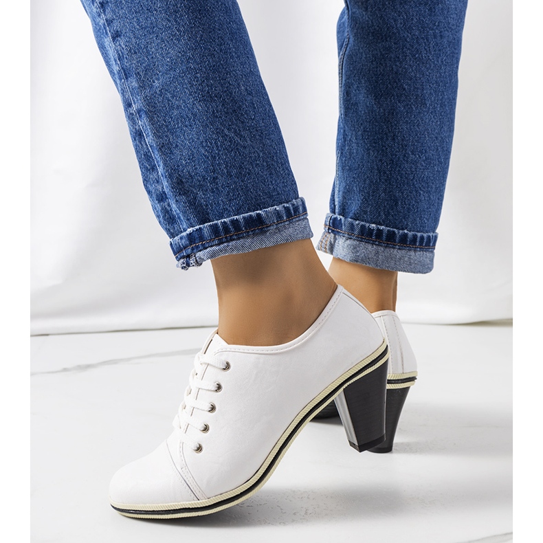 BM Scarpe bianche sul palo Filra bianca 2
