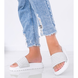 Le pantofole bianche riccamente decorate di Trisha bianca 1
