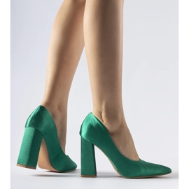 Décolleté con tacco alto in raso verde di Gonzalez 1