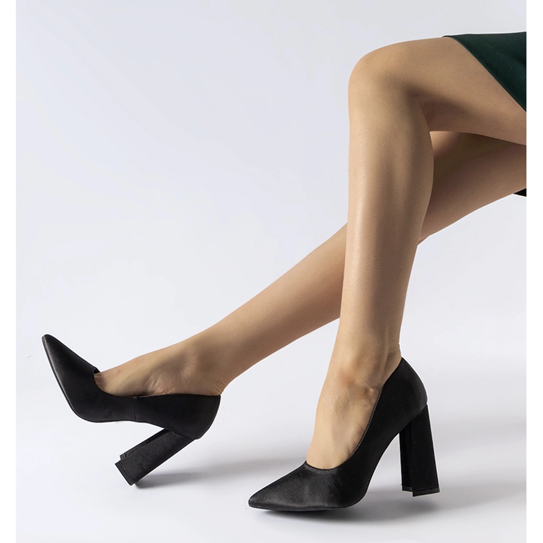 Décolleté a tacco alto in raso nero di Gonzalez 2