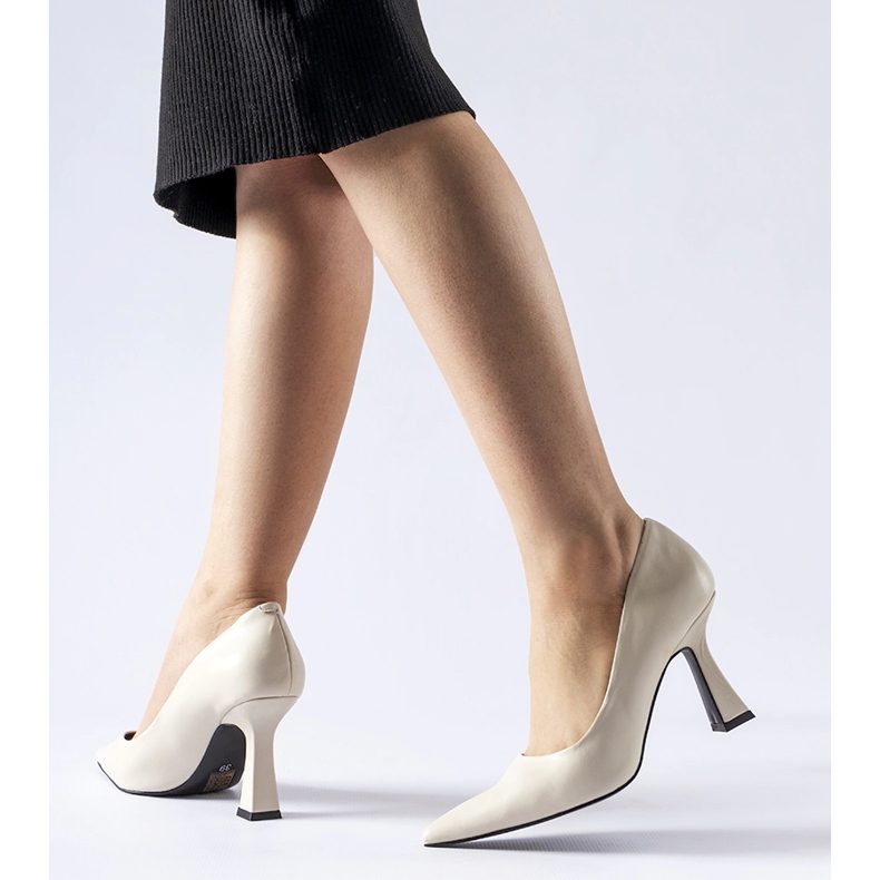 Décolleté beige con tacco asimmetrico di Tore 1
