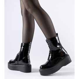 Lavoratori brevetti neri sulla piattaforma Leos nero 1