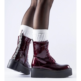 Lavoratori brevetti della Borgogna sulla piattaforma Leos rosso 1