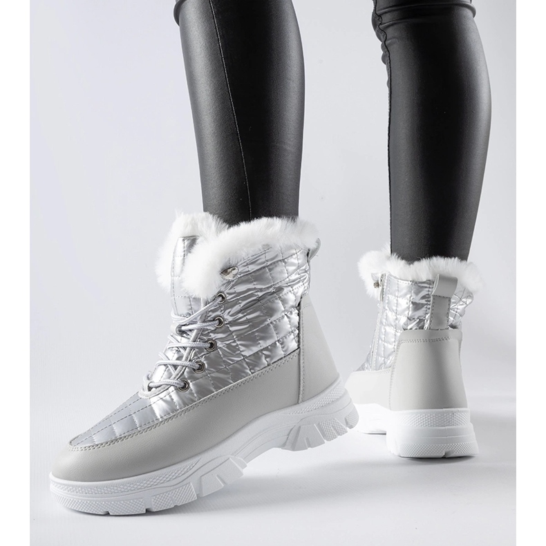 Scarponi da neve isolati argento sulla piattaforma Dwayn 1