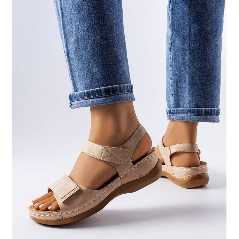 Sandali beige con zeppa bassa di Vallis 1
