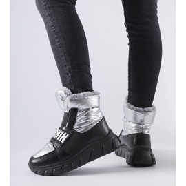 Doposci isolati argento sulla piattaforma Bend 1