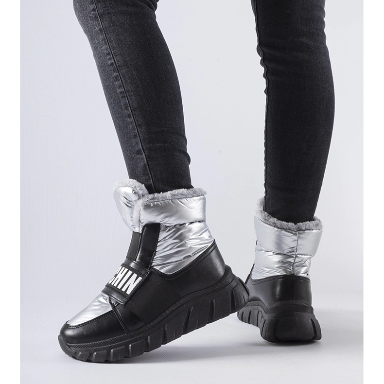 Doposci isolati argento sulla piattaforma Bend 1