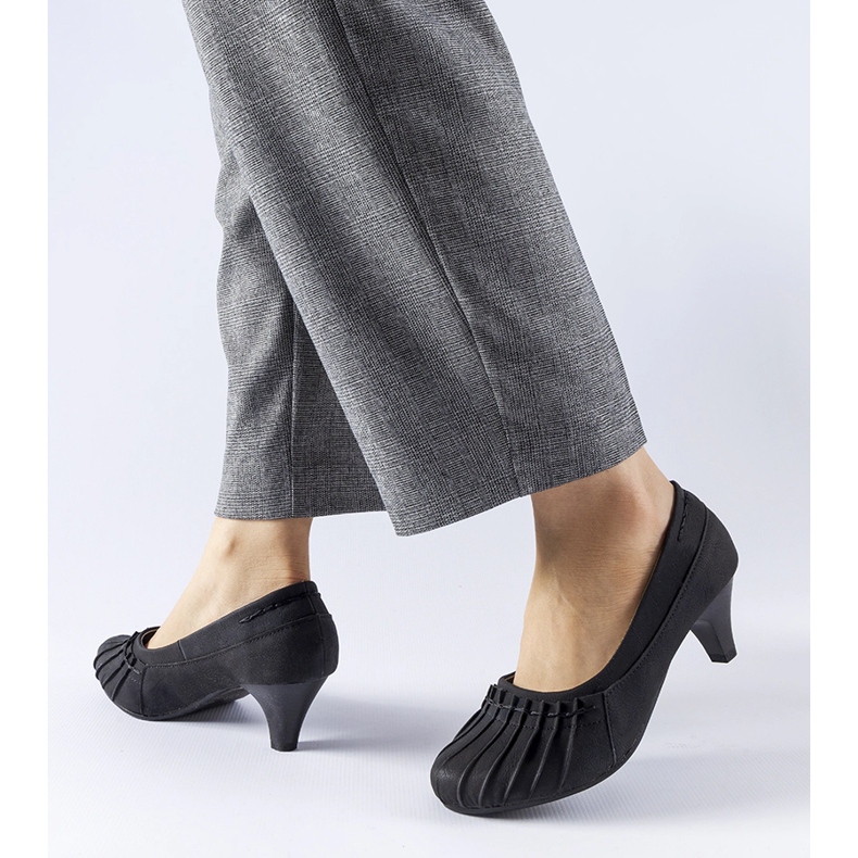 Décolleté Santro nere con volant nero 1