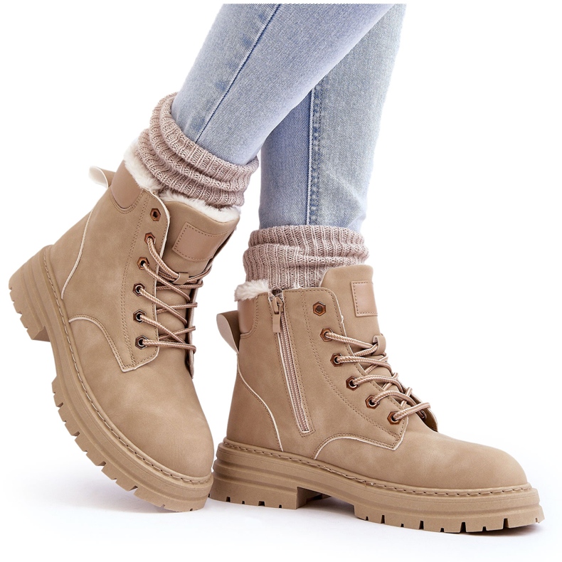 Stivali da donna isolati con pelliccia beige 4