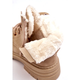 Stivali da donna isolati con pelliccia beige 1
