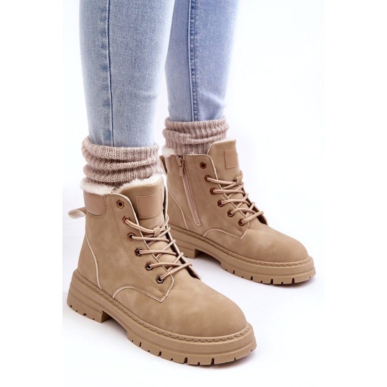 Stivali da donna isolati con pelliccia beige 3