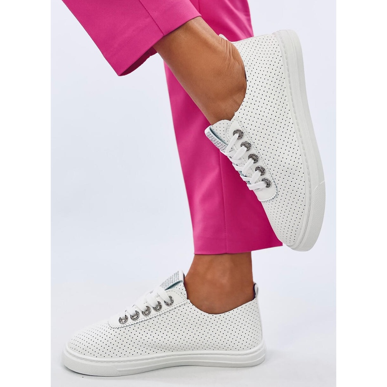 Sneakers traforate da donna Pluss All White bianca 1