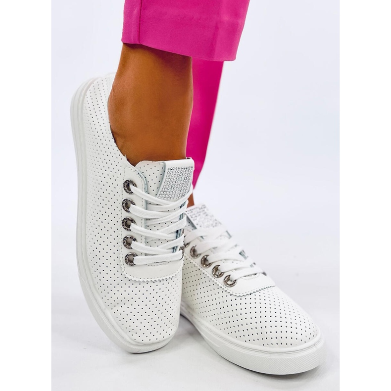 Sneakers traforate da donna Pluss All White bianco 2
