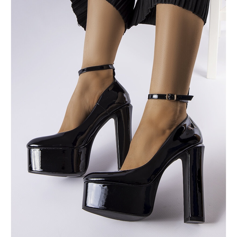Décolleté con tacco alto in vernice nera di Colle nero 1