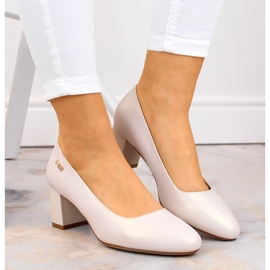 Décolleté beige perla su un palo decorativo di Sergio Leone 2