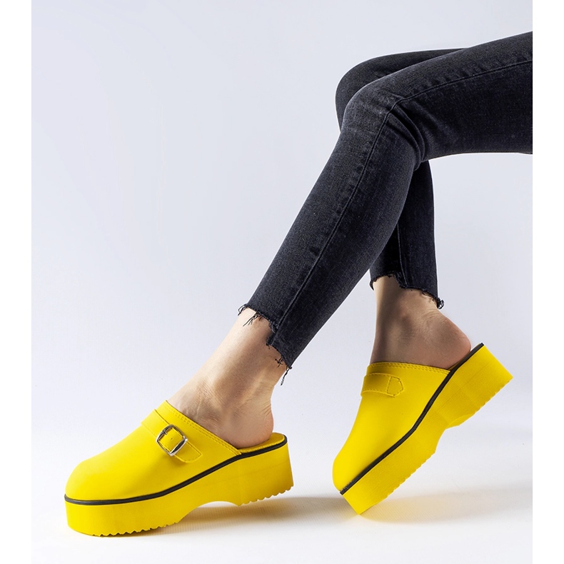 Lo zoccolo giallo scorre sulla piattaforma Lang 1
