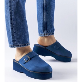 Lo zoccolo blu navy scivola sulla piattaforma Lang 1