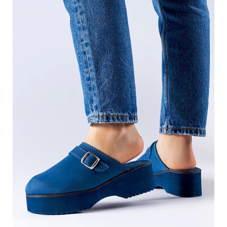 Lo zoccolo blu navy scivola sulla piattaforma Lang 2