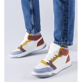 Le sneakers alte viola di Elizabeth 1