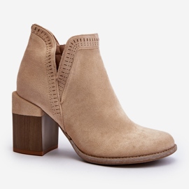 Stivaletti Jolnima beige chiaro su un tacco alto massiccio con un ritaglio 1