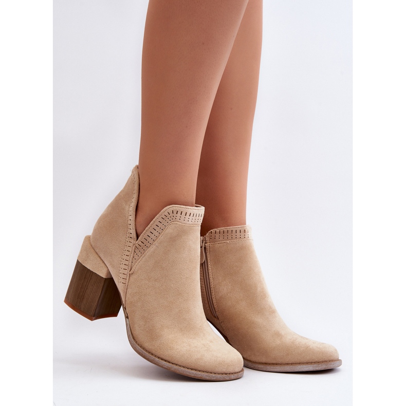 Stivaletti Jolnima beige chiaro su un tacco alto massiccio con un ritaglio 2