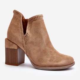 Stivaletti Jolnima beige su un tacco alto massiccio con ritaglio 1