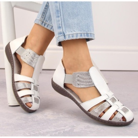 Sandali chiusi in pelle da donna, beige, T.Sokolski 2