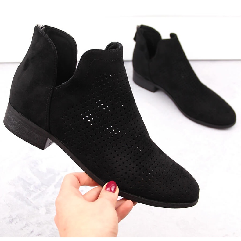 Stivali traforati con tacco basso da donna in pelle scamosciata, nero Potocki SZ12307 1