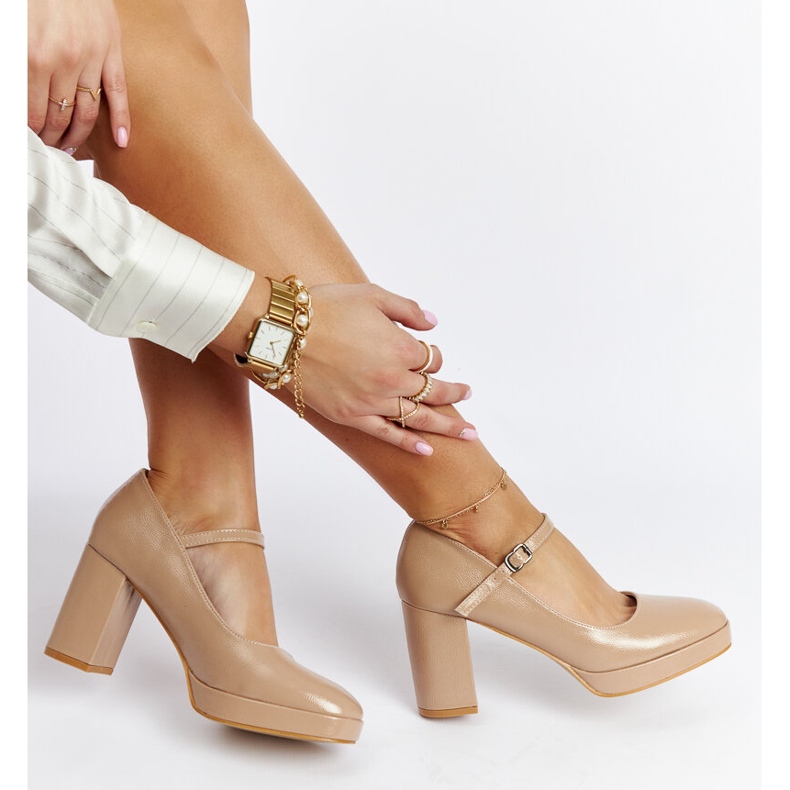Décolleté con tacco in vernice beige Cher 1