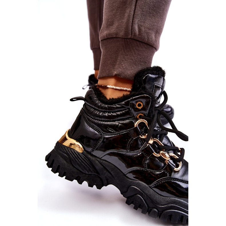 Stivali da trekking per scarpe sportive isolate da donna con una catena dorata nera nero 7