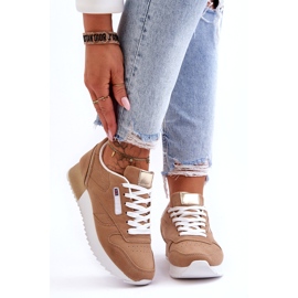 Scarpe sportive stringate in pelle beige su una piattaforma 4