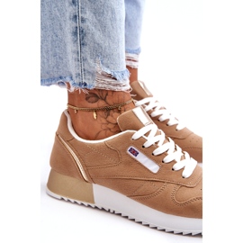 Scarpe sportive stringate in pelle beige su una piattaforma 2