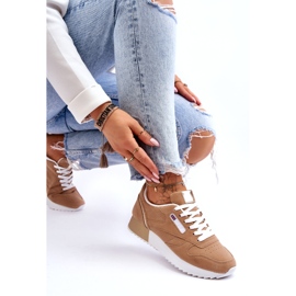 Scarpe sportive stringate in pelle beige su una piattaforma 3