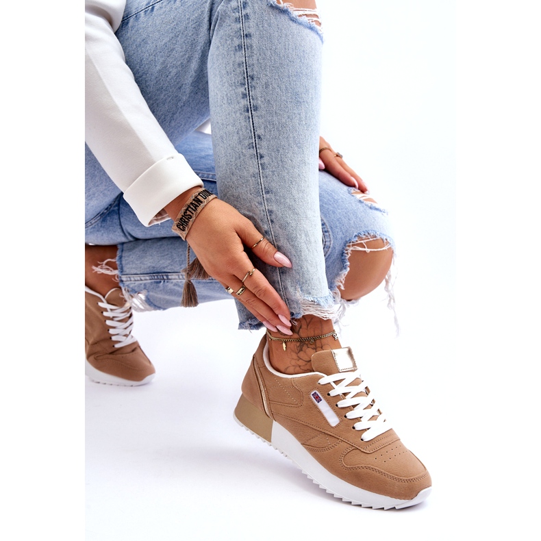 Scarpe sportive stringate in pelle beige su una piattaforma 3