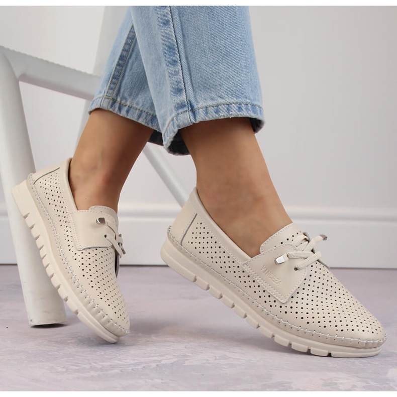 Scarpe slip-on da donna in pelle traforata, beige Vinceza 7872 1