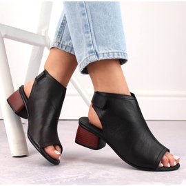 Comodi sandali da donna in pelle con tacco alto e chiusura in velcro Remonte R8770-01 nero 2