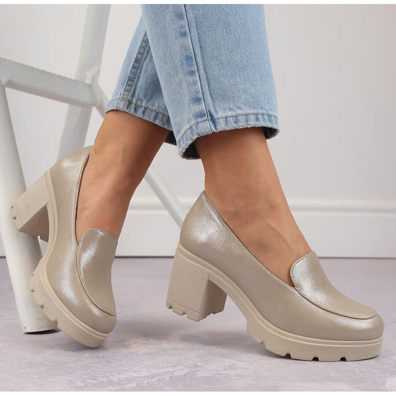 Scarpe slip-on da donna beige con tacco alto e plateau Potocki 12040 1